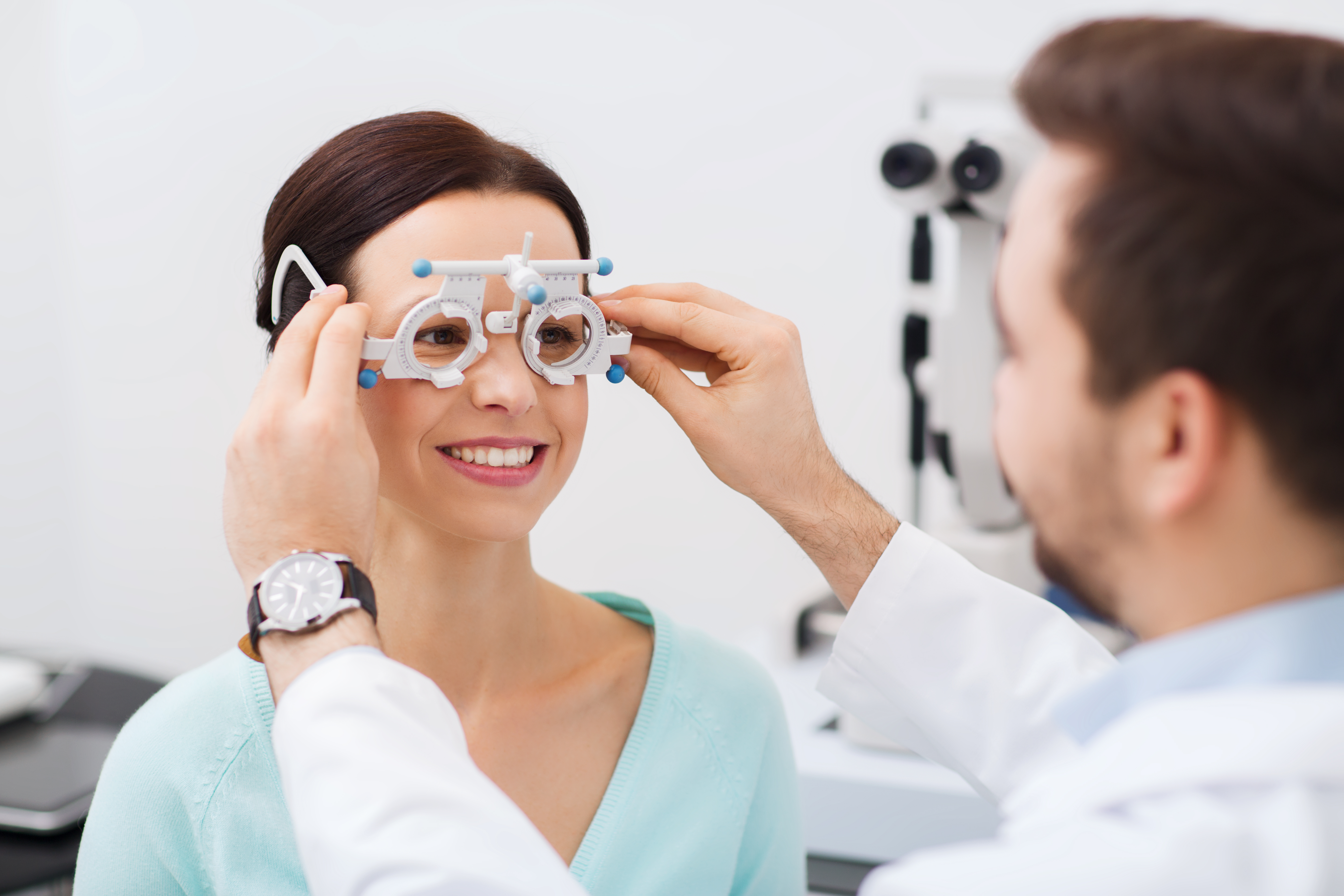 Оптометрист кто это. Очки офтальмолога. Очки для коррекции дальнозоркости. Призматическая коррекция зрения. Оптика зрение.